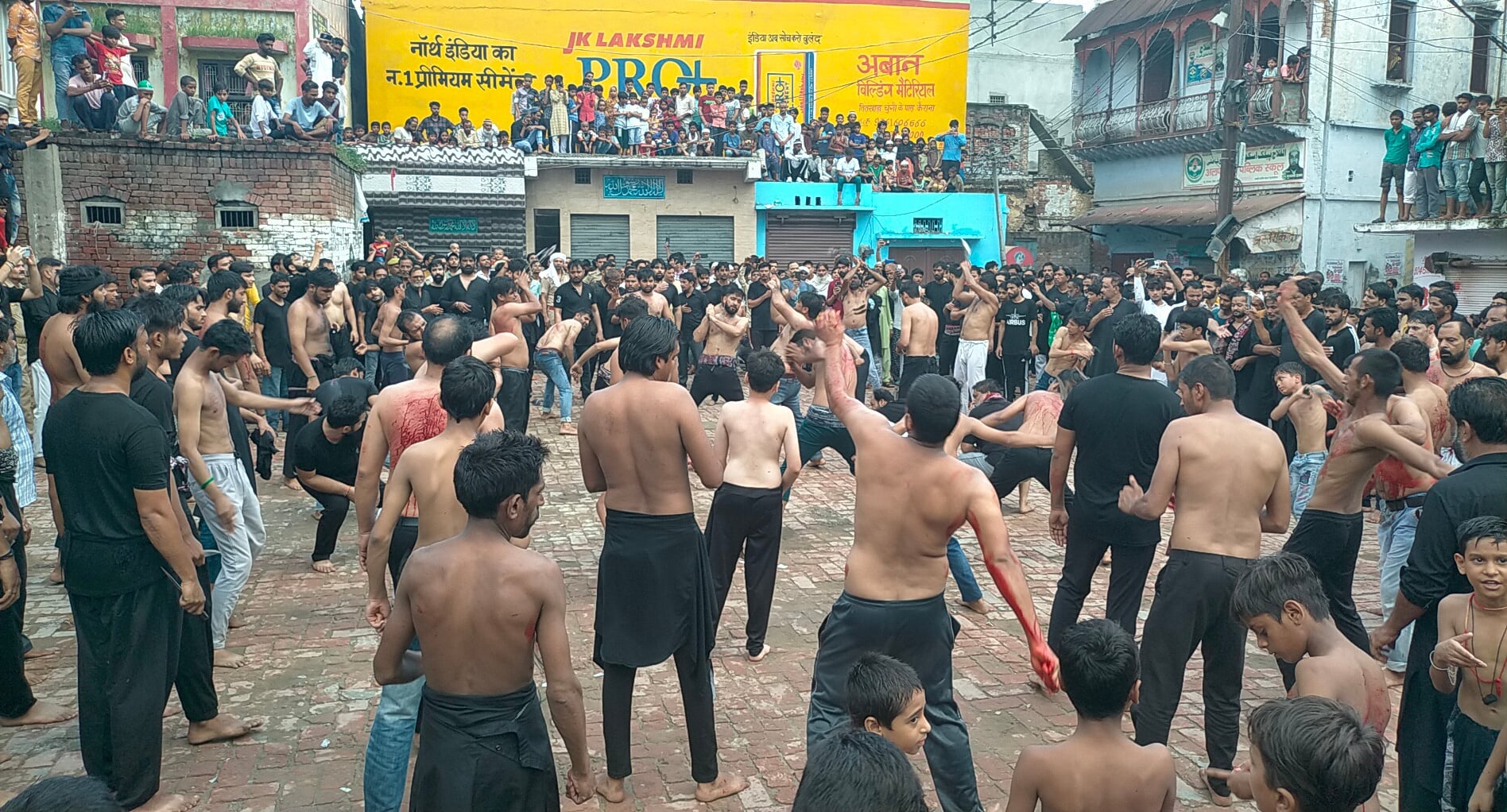 कैराना में मोहर्रम पर खूनी मातम करते शिया सोगवार। कैराना में मोहर्रम पर खूनी मातम करते शिया सोगवार।