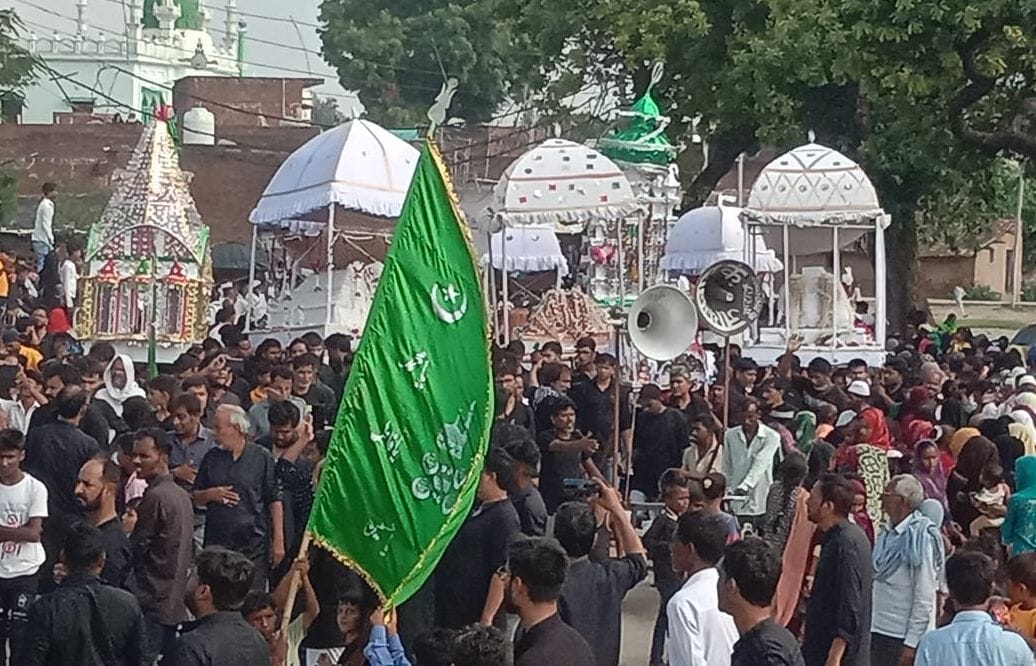 करारी कस्बे में ताजिया लेकर निकलते अकीदतमंद करारी कस्बे में ताजिया लेकर निकलते अकीदतमंद