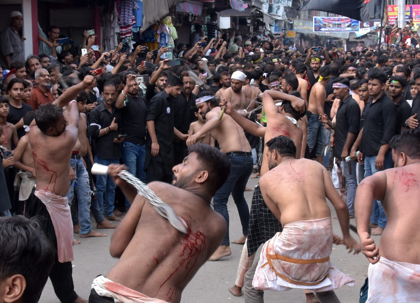 मोहर्रम के मातमी जुलूस में अपने आप को लहूलुहान करते सौगवार। मोहर्रम के मातमी जुलूस में अपने आप को लहूलुहान करते सौगवार।