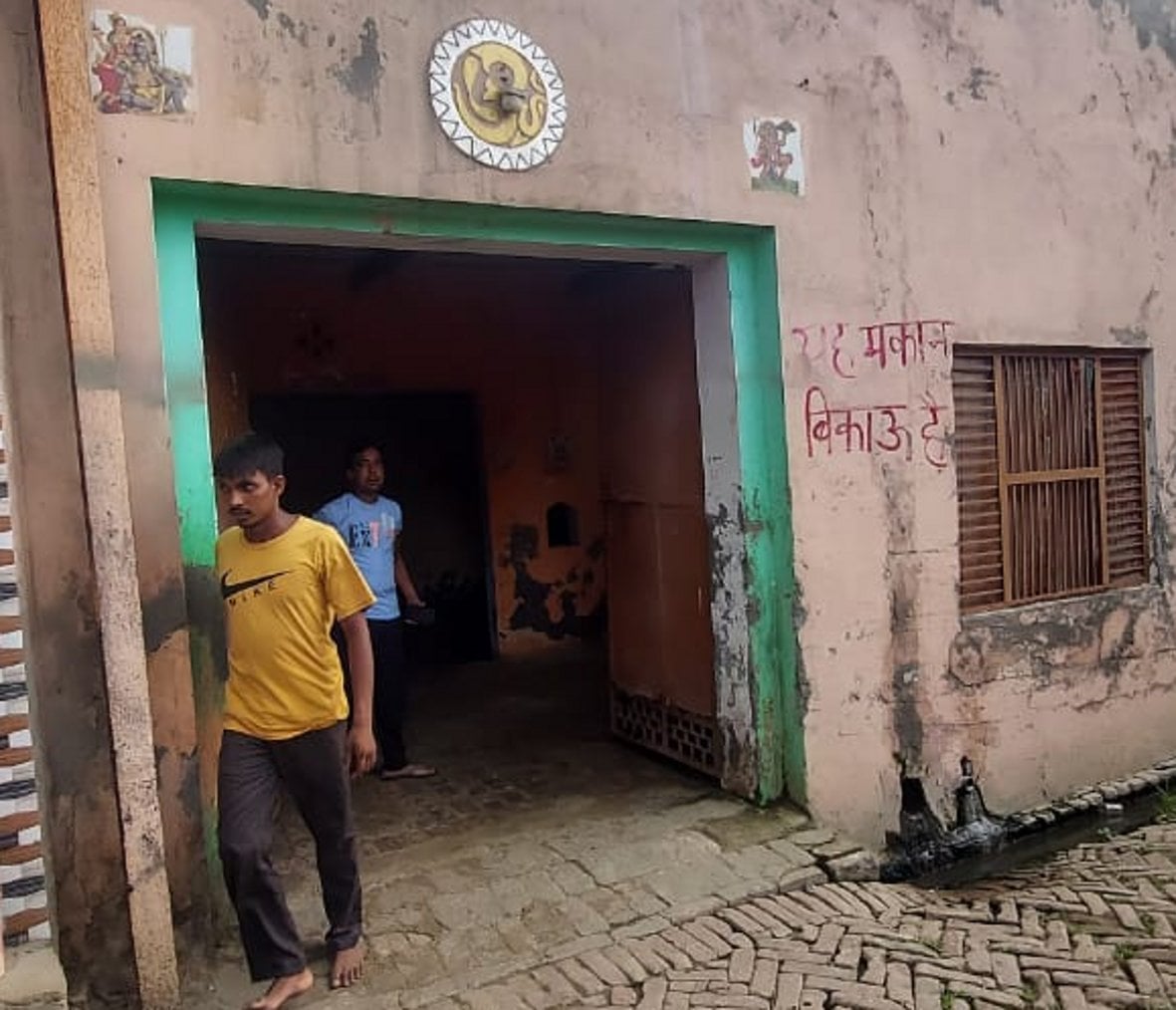 मुकंदपुर ओगटी गांव में मकान की दिवार पर लिखा मकान बिकाऊ है मुकंदपुर ओगटी गांव में मकान की दिवार पर लिखा मकान बिकाऊ है