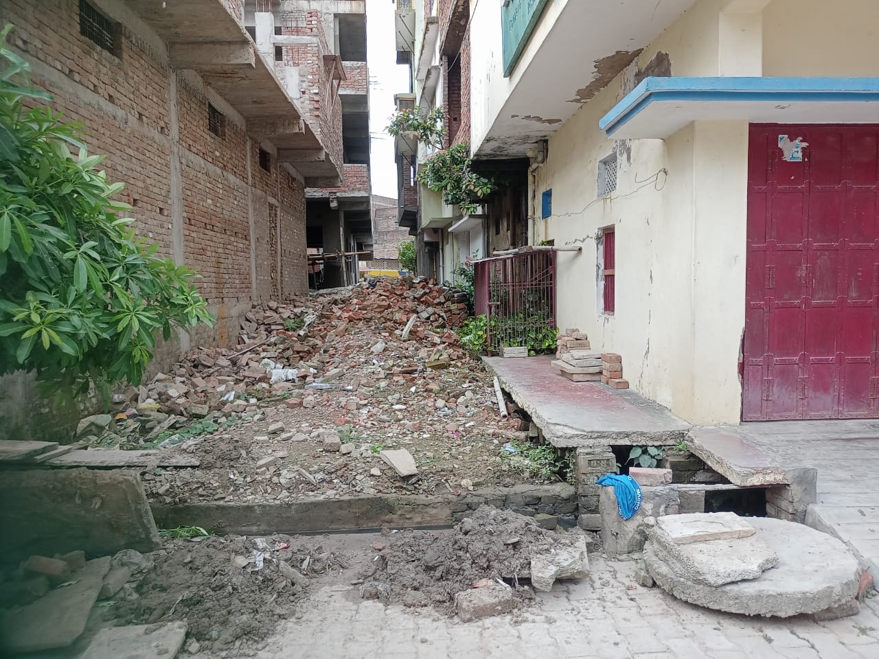 नगर के जापलिनगंज मोहल्ला में ईंट का टुकड़ा रख गली में किया गया अतिक्रमण।