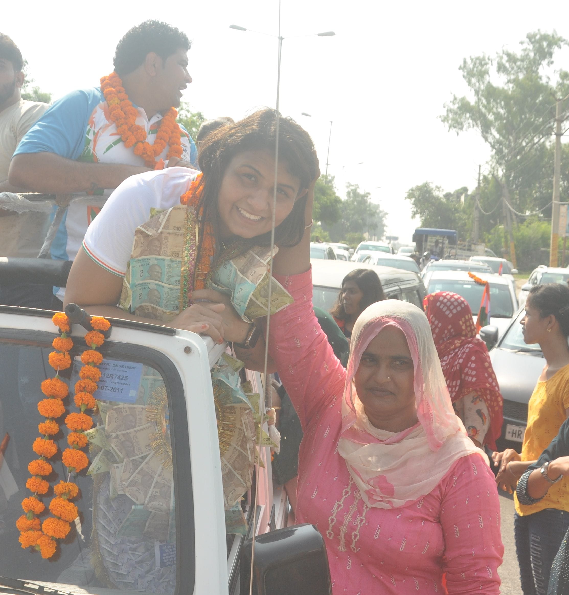 पदक विजेता पूजा नांदल आशीर्वाद लेती हुईं । संवाद 