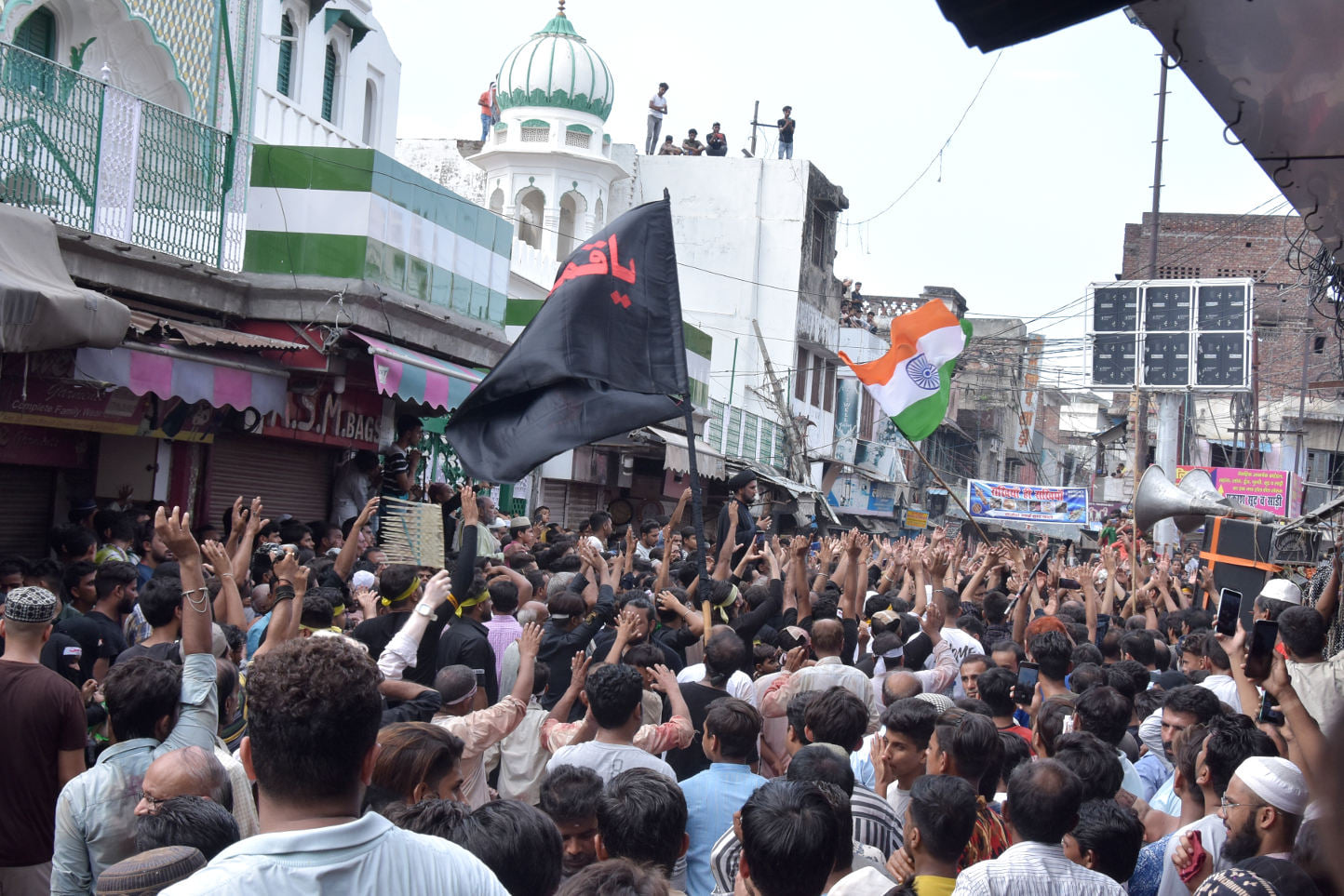 सहारनपुर में मोहर्रम के मातमी जुलूस में जामा मस्जिद पर तिरंगा व धार्मिक निशान लिए सौगवार। सहारनपुर में मोहर्रम के मातमी जुलूस में जामा मस्जिद पर तिरंगा व धार्मिक निशान लिए सौगवार।