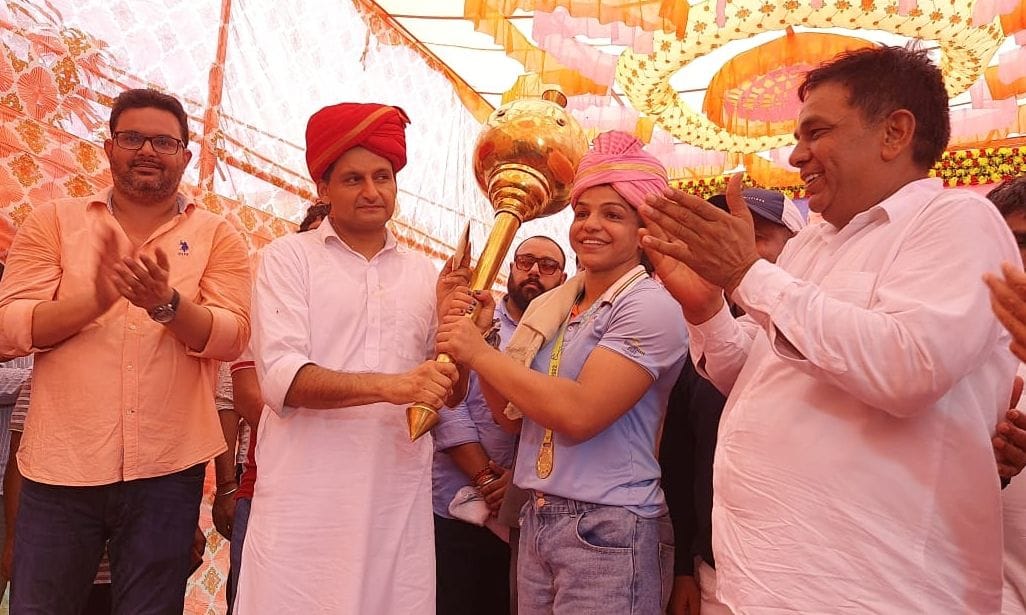 साक्षी मलिक के रोहतक पहुंचने पर स्वागत करते दीपेंद्र हुड्डा। संवाद 
