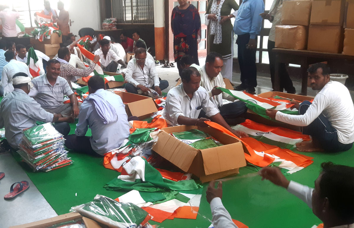 विकास भवन में पहुंचे तिरंगे को पैक करते कर्मी विकास भवन में पहुंचे तिरंगे को पैक करते कर्मी