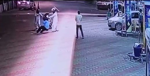 बहालगढ़ रोड स्थित फिलिंग स्टेशन पर लूटपाट के दौरान कुल्हाड़ी से हमला करता बदमाश। संवाद बहालगढ़ रोड स्थित फिलिंग स्टेशन पर लूटपाट के दौरान कुल्हाड़ी से हमला करता बदमाश। संवाद
