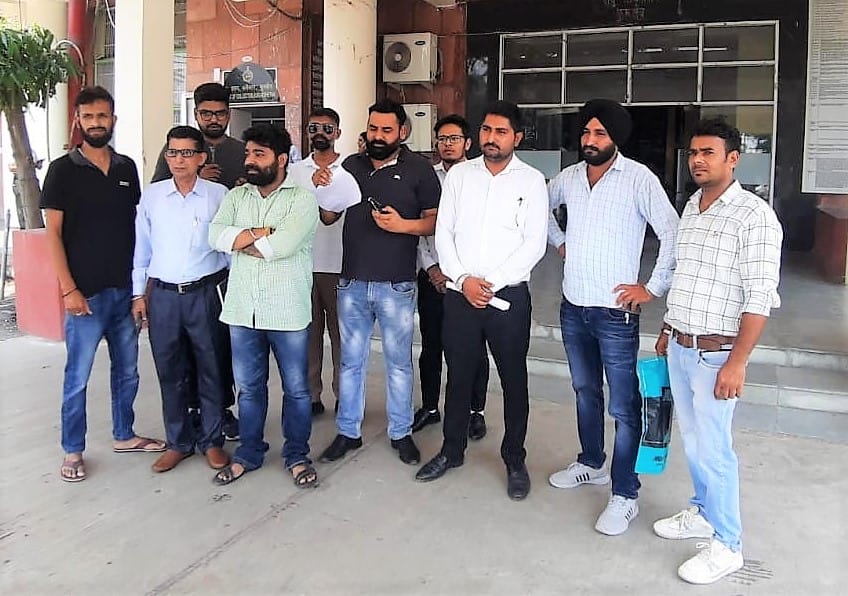 डीआरओ को ज्ञापन सौंपने के बाद जानकारी देते आप कार्यकर्ता। संवाद डीआरओ को ज्ञापन सौंपने के बाद जानकारी देते आप कार्यकर्ता। संवाद