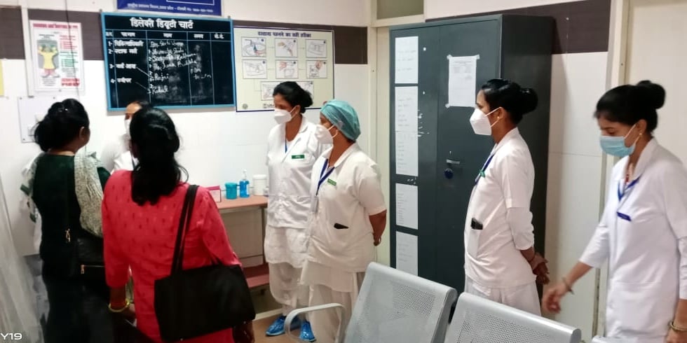 फोटो 10सीएचबीपी52: गायनी में तैनात स्टॉफ नर्सों से जानकारी लेती टीम। संवाद फोटो 10सीएचबीपी52: गायनी में तैनात स्टॉफ नर्सों से जानकारी लेती टीम। संवाद