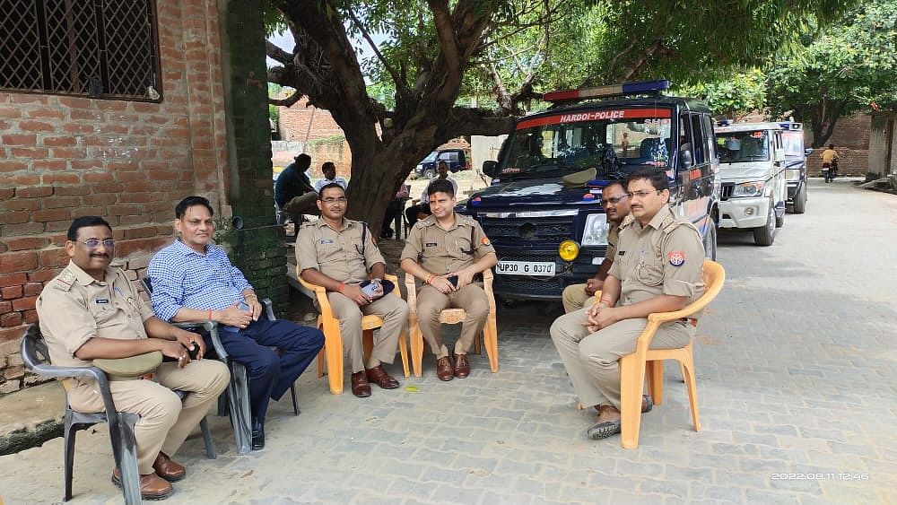 फोटो-22-घटना के बाद मोहल्ले में तैनात पुलिस टीम