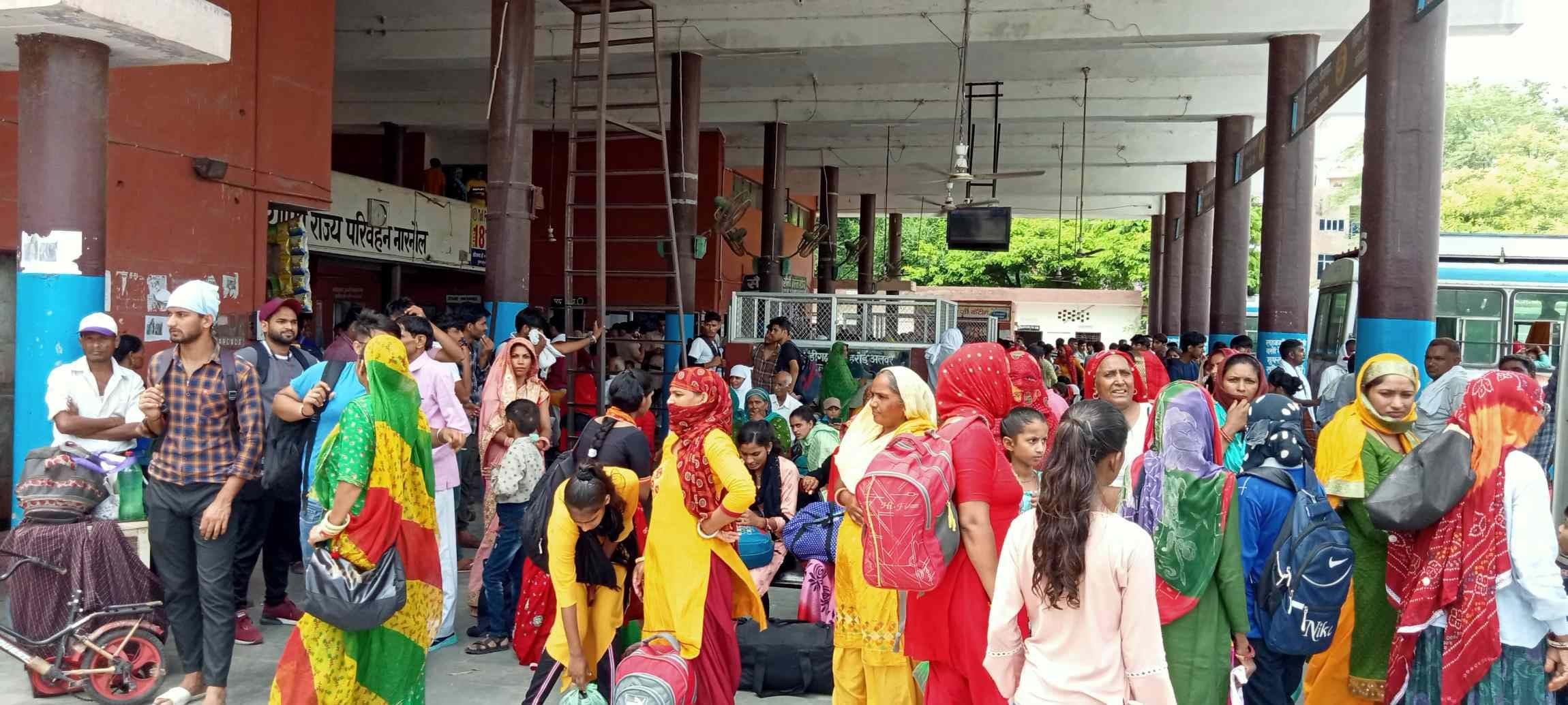 फोटो नंबर 01--- बस स्टैंड पर महिलाओं की भीड़। संवाद