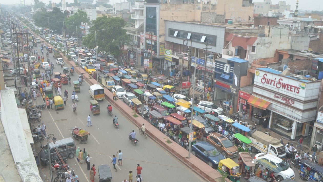 गढ़ रोड पर लगा लंबा जाम । संवाद गढ़ रोड पर लगा लंबा जाम । संवाद