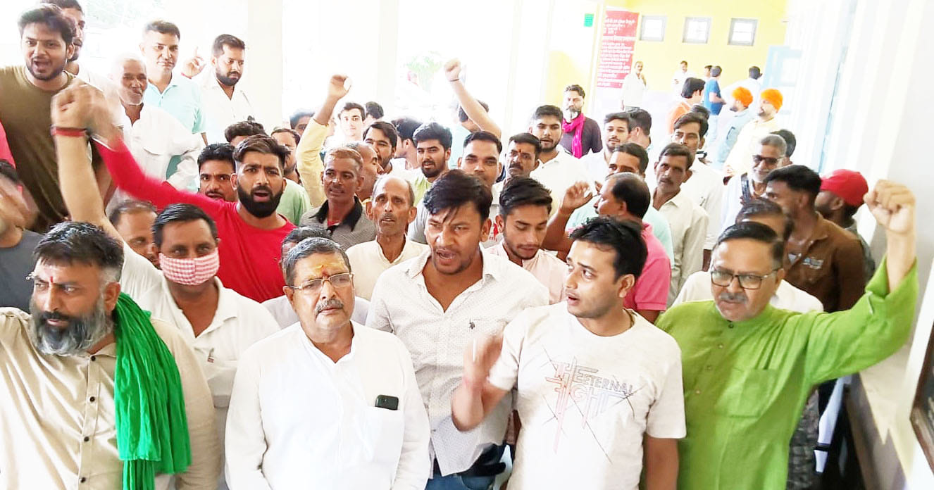 गढ़ तहसील मुख्यालय पर नारेबाजी करते त्यागी समाज के लोग।