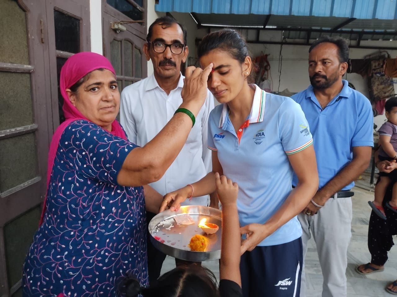 हॉकी खिलाड़ी सविता पूनिया के तिलक लगाती मां। संवाद