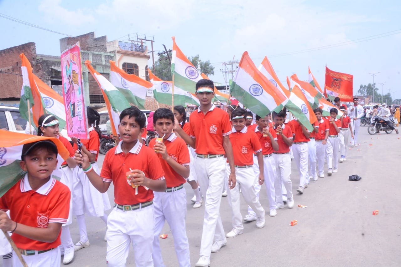 हर घर तिरंगा रैली निकालते ग्रीन फील्ड एकेडमी के छात्र छात्राएं। हर घर तिरंगा रैली निकालते ग्रीन फील्ड एकेडमी के छात्र छात्राएं।