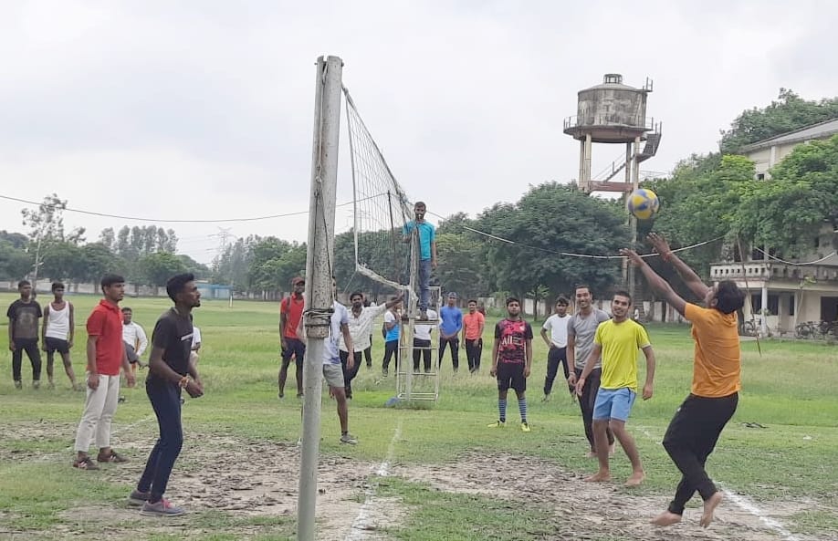 जिला स्टेडियम मूंसीलाटपुर में वालीबाल खेलते खिलाड़ी। संवाद जिला स्टेडियम मूंसीलाटपुर में वालीबाल खेलते खिलाड़ी। संवाद