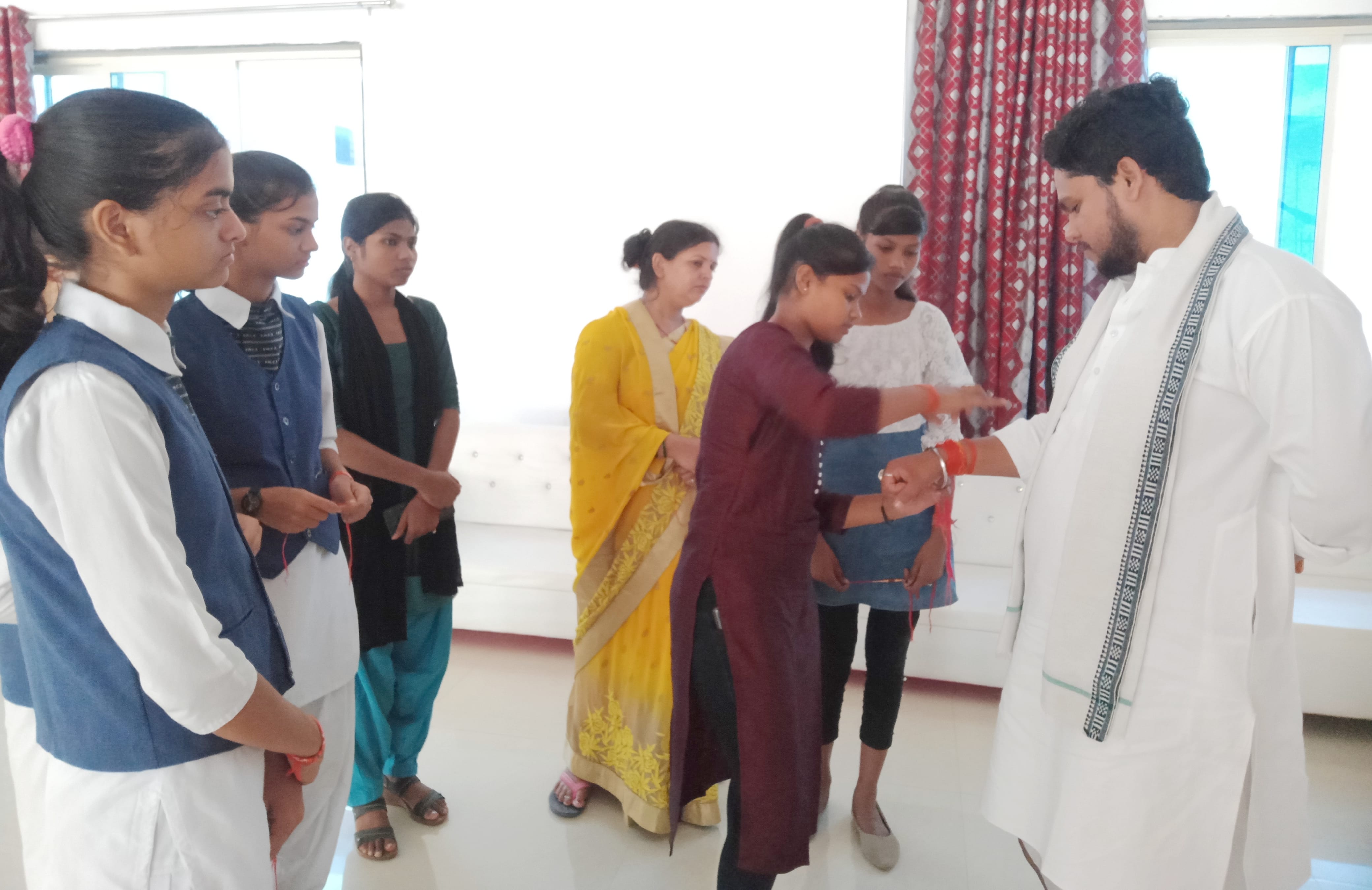 ज्ञानपुर के पटेल नगर में आरएसएस के स्वयंसेवक को राखी बांधती छात्राएं। संवाद ज्ञानपुर के पटेल नगर में आरएसएस के स्वयंसेवक को राखी बांधती छात्राएं। संवाद
