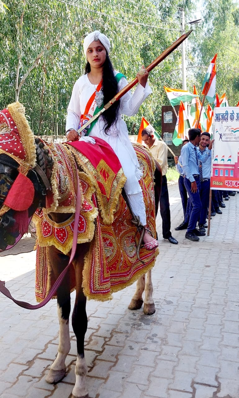 लिकाना में रैली में रानी लक्ष्मी बाई का रुप धर शामिल छात्रा लिकाना में रैली में रानी लक्ष्मी बाई का रुप धर शामिल छात्रा