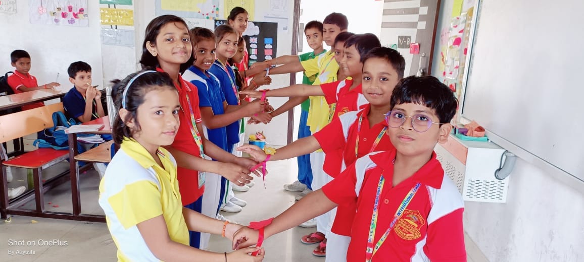 मुहम्मदाबाद गोहना स्थित किंग्स ईडेन इंटरनेशनल स्कूल में रक्षाबंधन पर्व पर छात्रों को राखी बांध मुहम्मदाबाद गोहना स्थित किंग्स ईडेन इंटरनेशनल स्कूल में रक्षाबंधन पर्व पर छात्रों को राखी बांध