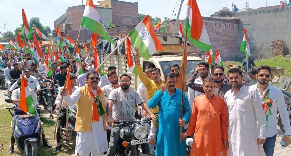 नगीना में तिरंगा यात्रा निकालते भाजपा कार्यकर्ता। नगीना में तिरंगा यात्रा निकालते भाजपा कार्यकर्ता।