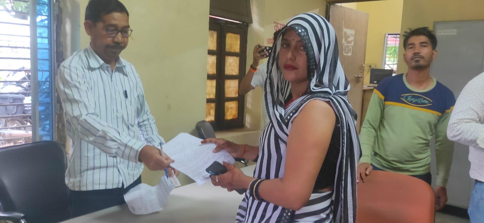 राबर्ट्सगंज ब्लॉक में इस्तीफा पत्र देती बीडीसी सदस्य । राबर्ट्सगंज ब्लॉक में इस्तीफा पत्र देती बीडीसी सदस्य ।