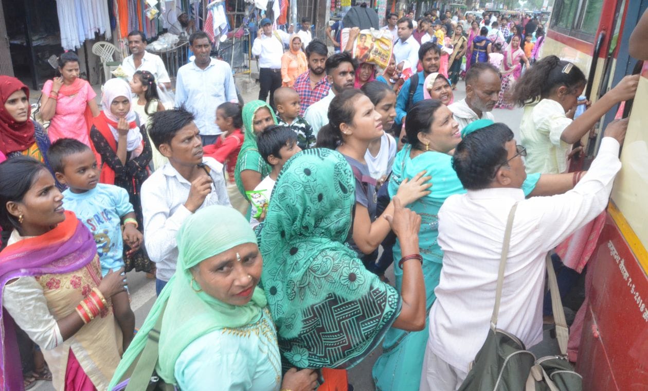 रक्षाबंधन पर बस में सवार होने के लिए होती धक्कामुक्की। संवाद रक्षाबंधन पर बस में सवार होने के लिए होती धक्कामुक्की। संवाद