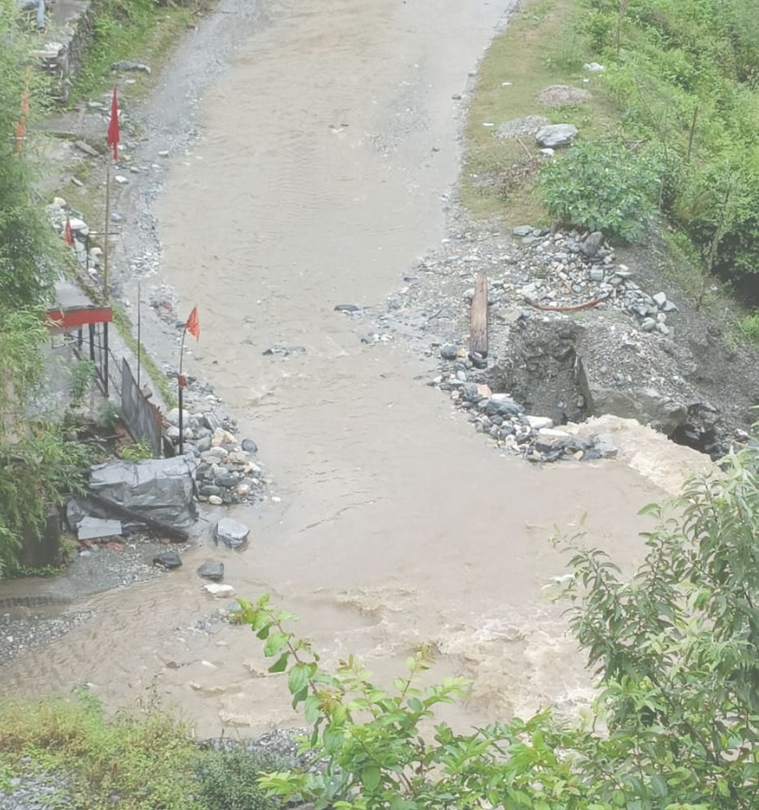सैंज में बारिश से तालाब बनी सड़क से हुआ भूस्खलन। संवाद। सैंज में बारिश से तालाब बनी सड़क से हुआ भूस्खलन। संवाद।