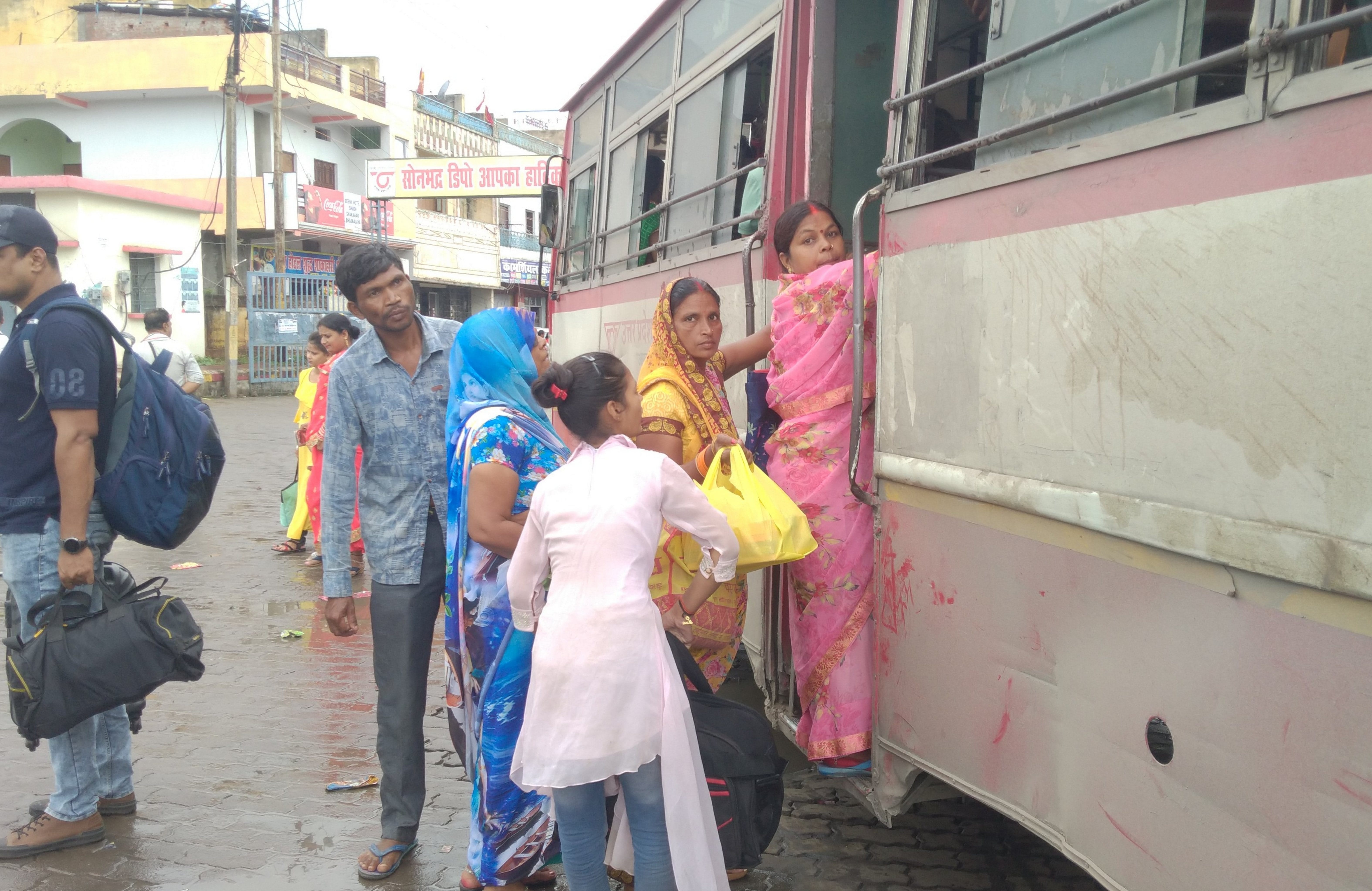 सोनभद्र रोडवेज बस में सफर करते लोग। सोनभद्र रोडवेज बस में सफर करते लोग।
