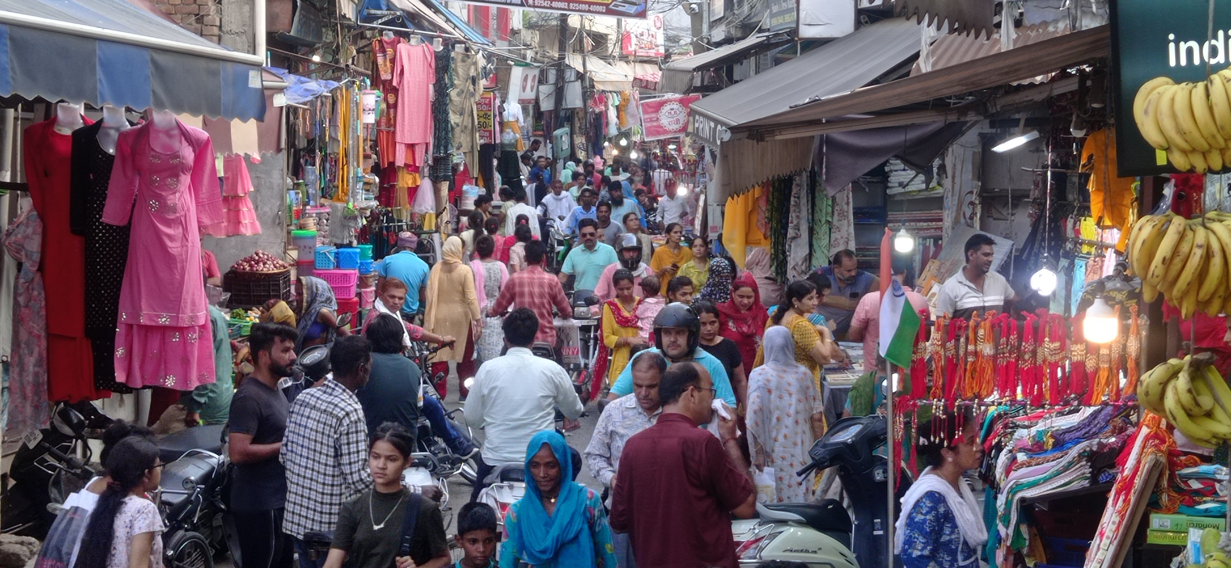  थानेसर बाजार में खरीदारी करने के लिए उमड़ी लोगों की भीड़। संवाद