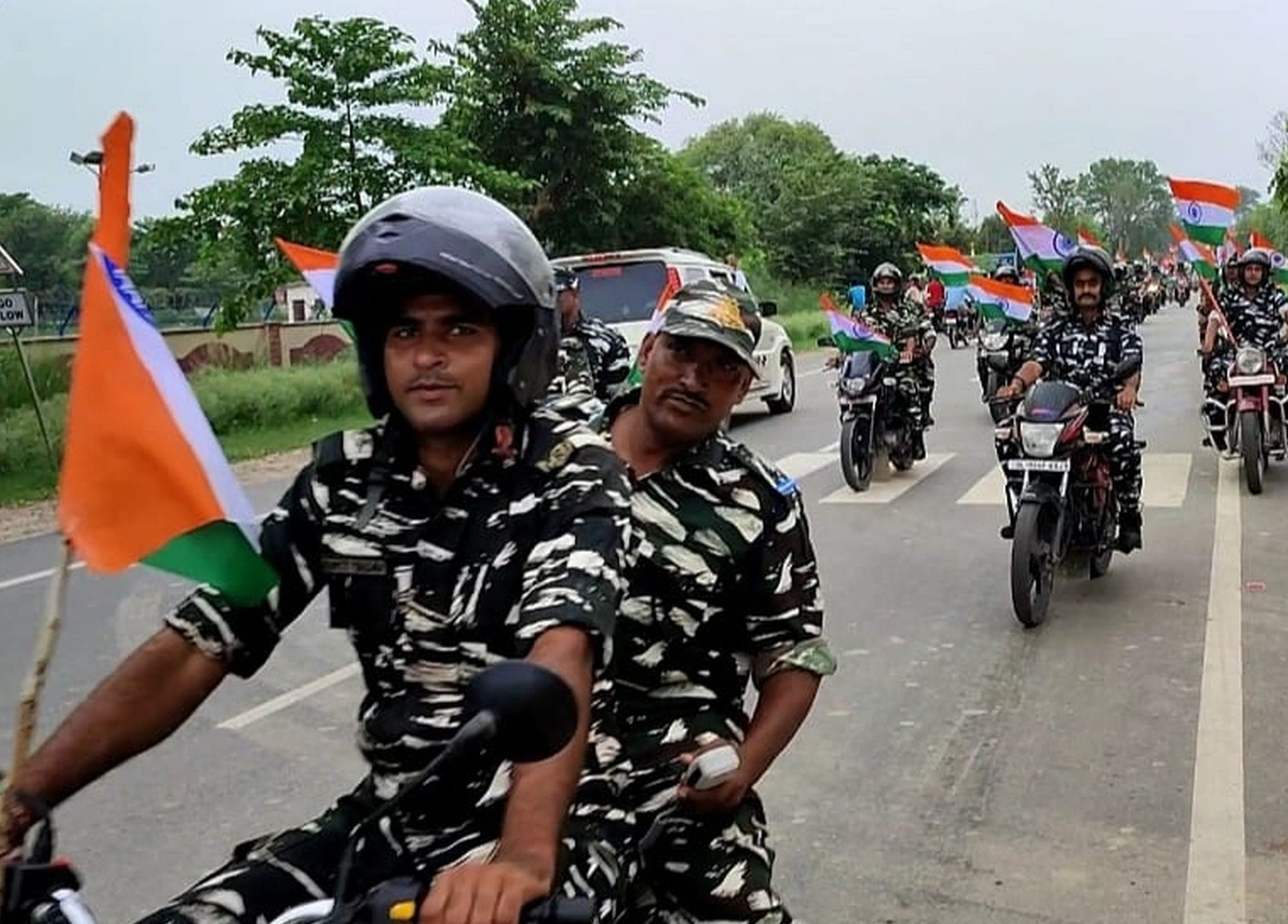 27 : भादर : तिरंगा लेकर बाइक रैली निकालते सीआरपीएफ जवान। -संवाद 27 : भादर : तिरंगा लेकर बाइक रैली निकालते सीआरपीएफ जवान। -संवाद