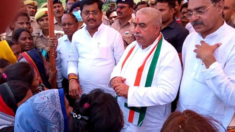 Banda Boat Accident: 32 लोग अभी भी लापता, तीन शव बरामद, मृतकों के परिजनों को मिलेगी चार लाख की सहायता राशि मंत्री राकेश सचान और राज्यमंत्री रामकेश निषाद