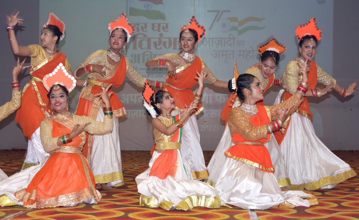 अमृत महोत्सव को लेकर जनमंच में आयोजित कार्यक्रम में प्रस्तुति देते कलाकार अमृत महोत्सव को लेकर जनमंच में आयोजित कार्यक्रम में प्रस्तुति देते कलाकार