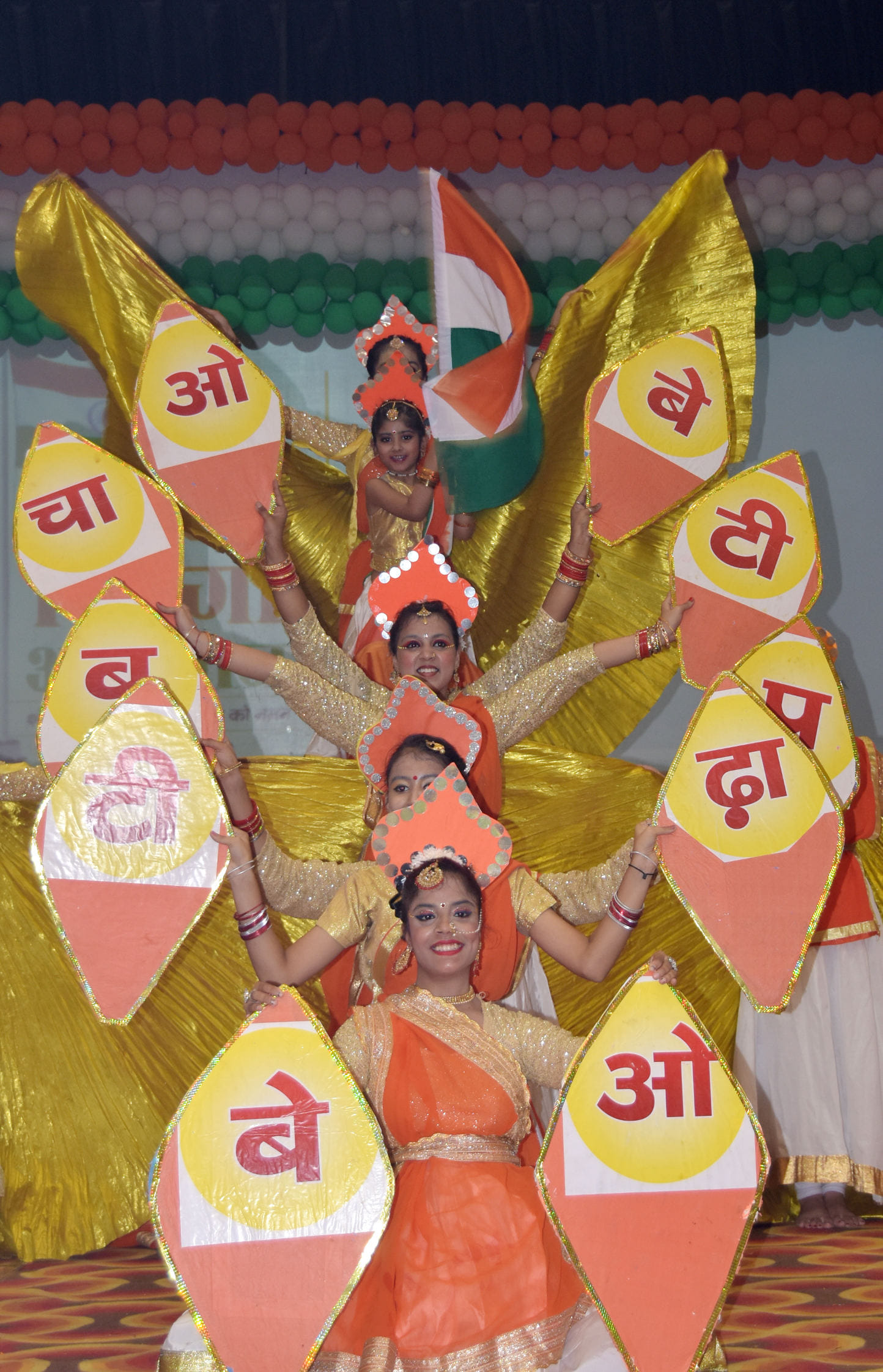 अमृत महोत्सव को लेकर जनमंच में आयोजित कार्यक्रम में प्रस्तुति देते कलाकार अमृत महोत्सव को लेकर जनमंच में आयोजित कार्यक्रम में प्रस्तुति देते कलाकार
