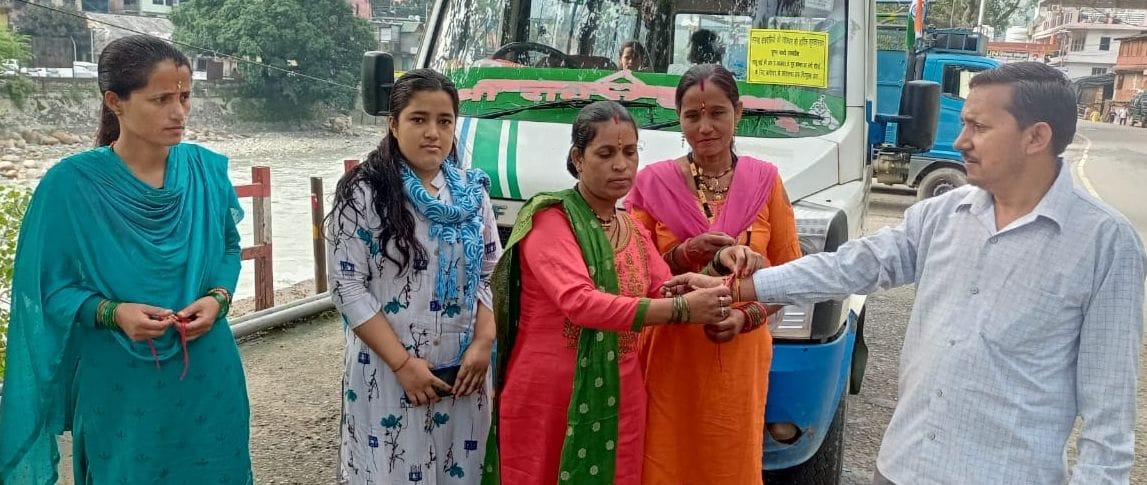 बागेश्वर में रक्षाबंधन पर्व पर चालक नैना को राखी बांधती महिला यात्री। संवाद न्यूज एजेंसी