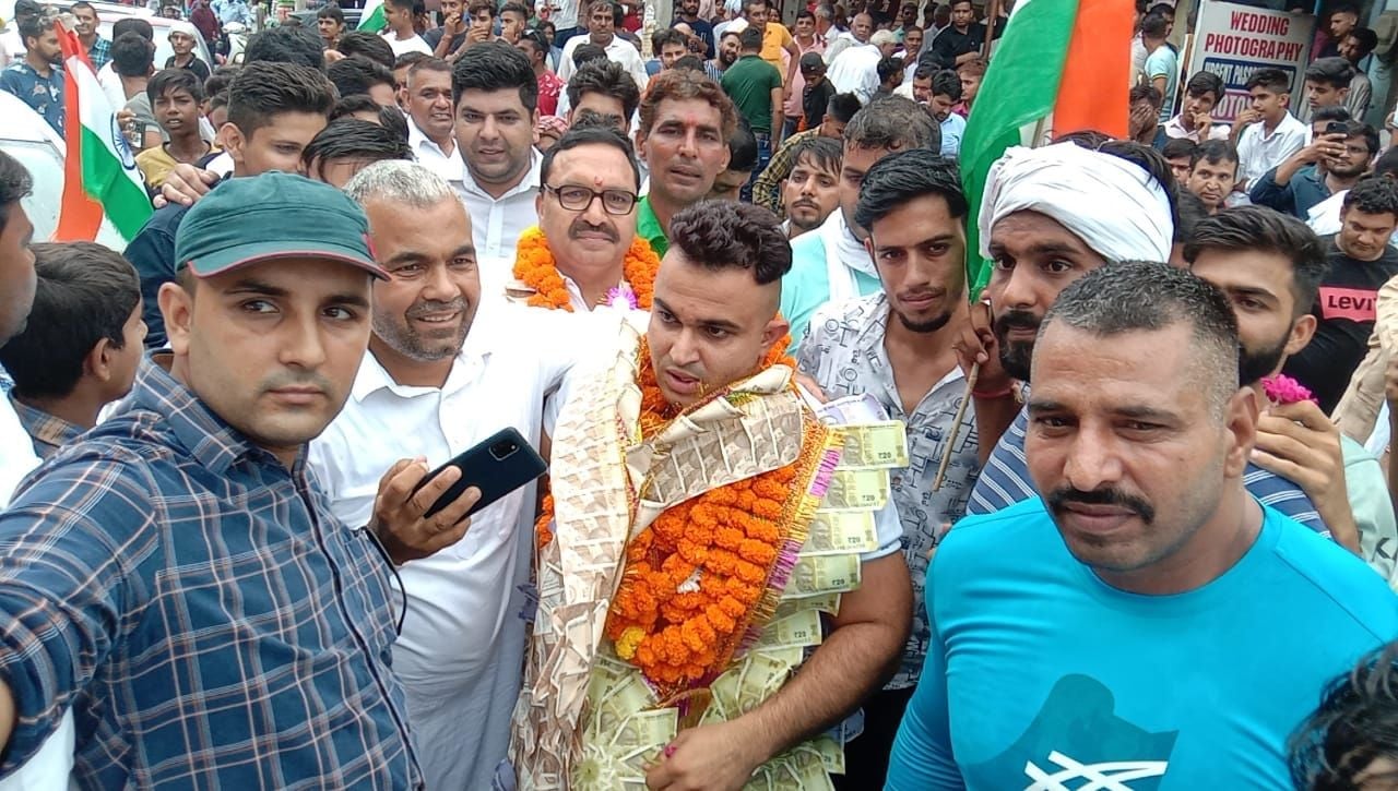  बहालगढ़ चौक पर सुधीर के साथ सेल्फी लेते प्रशंसक। संवाद