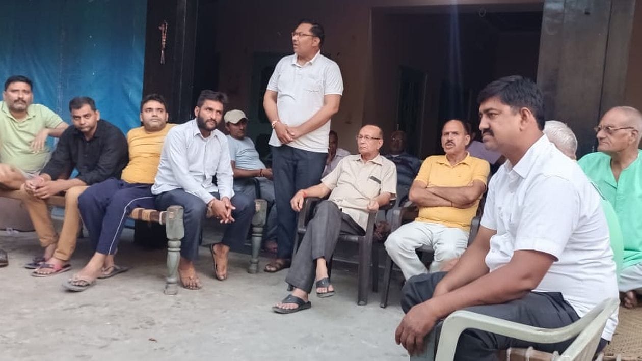 गांव चमरी में बैठक करते त्यागी समाज के लोग । संवाद गांव चमरी में बैठक करते त्यागी समाज के लोग । संवाद