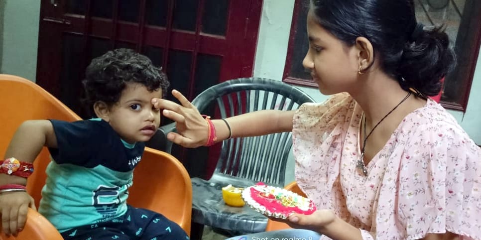 नगीना में रक्षा बंधन पर भाई को तिलक करती बहन।