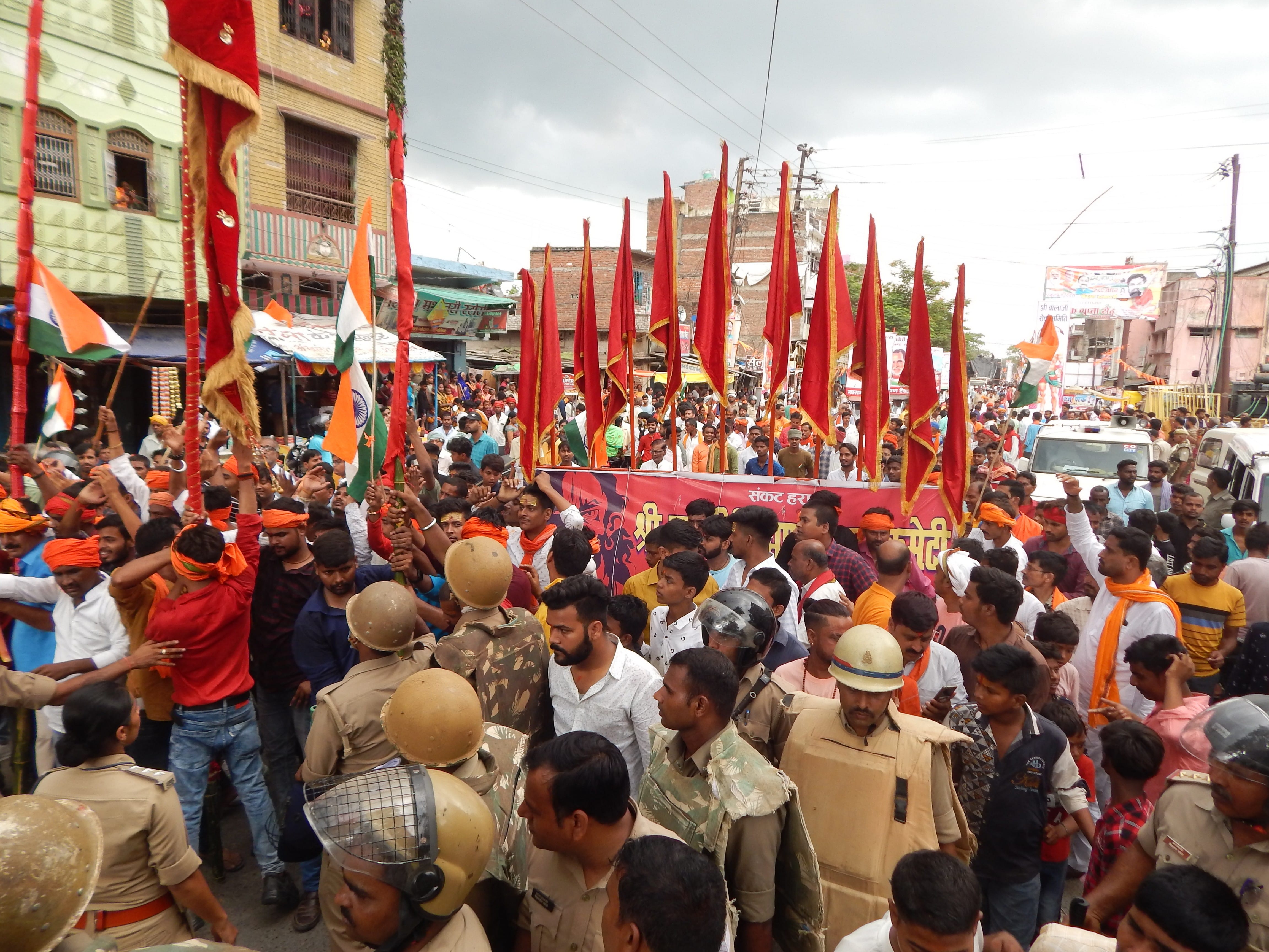 नगर में निकाले गए महावीरी झंडा जुलूस में उपस्थित लोग तथा तैनात पुलिस। नगर में निकाले गए महावीरी झंडा जुलूस में उपस्थित लोग तथा तैनात पुलिस।
