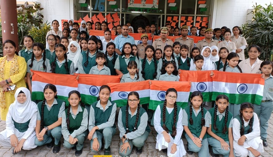 नजीबाबाद में अमर उजाला फाउंडेशन की पुलिस पाठशाला में प्रतिभाग करते छात्राएं और अतिथि।