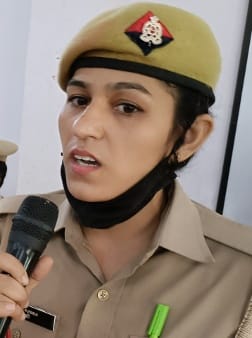 नजीबाबाद में छात्राओं को अधिकारों की जानकारी देती साक्षी।