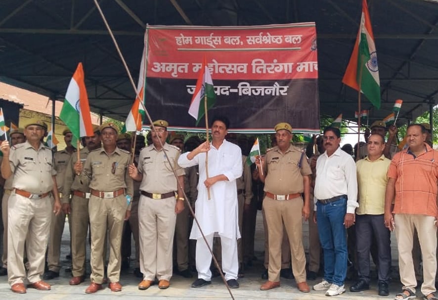 नजीबाबाद में होमगार्ड तिरंगा यात्रा का शुभारंभ करते ब्लॉक प्रमुख तपराज सिंह। नजीबाबाद में होमगार्ड तिरंगा यात्रा का शुभारंभ करते ब्लॉक प्रमुख तपराज सिंह।