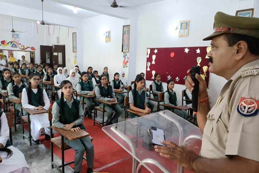नजीबाबाद में पुलिस की पाठशाला में छात्राओं को अधिकारों की जानकारी देते मुख्यअतिथि रविंद्र वर्म?
