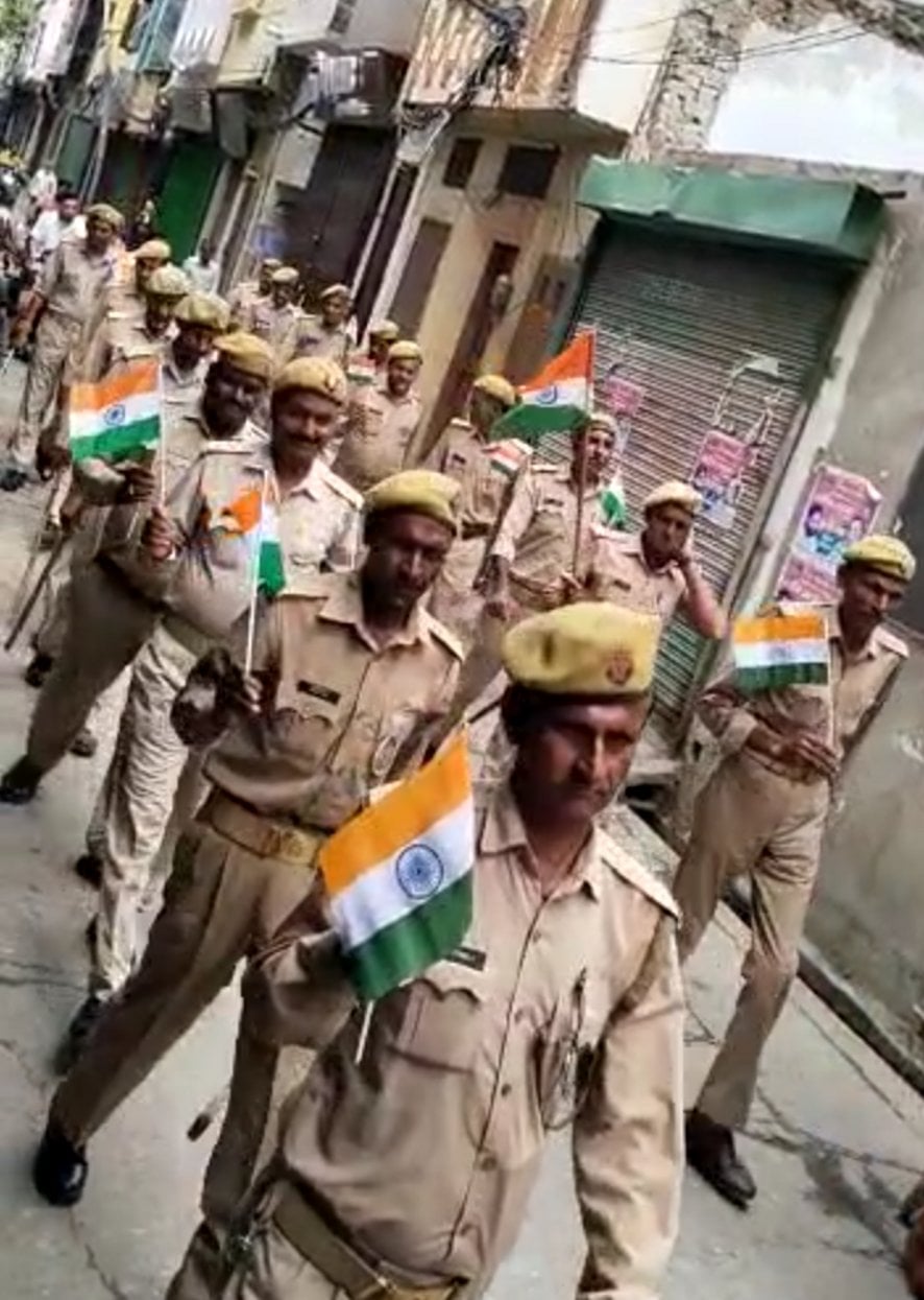 नजीबाबाद में तिरंगा रैली निकालते होमगार्ड। नजीबाबाद में तिरंगा रैली निकालते होमगार्ड।