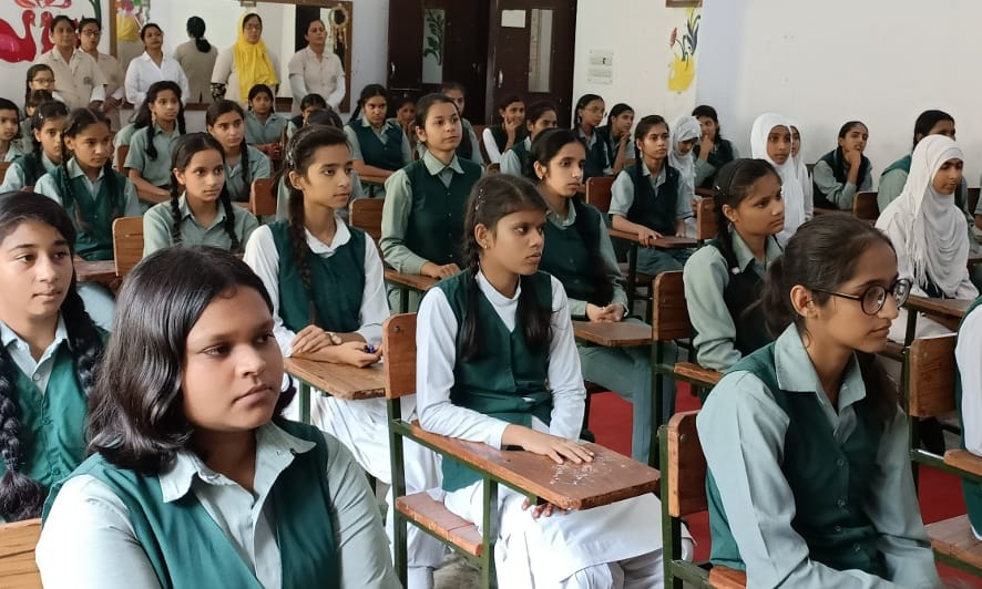 नजीबाबाद-पुलिस की पाठशाला में अधिकारों की जानकारी लेतीं छात्राएं।
