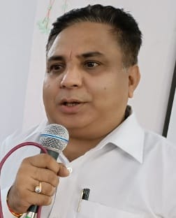 नजीबाबाद- विद्यालय के प्रधानाचार्य एसपी तिवारी।