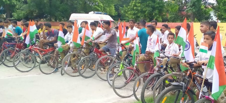 पीलीभीत के गांधी स्टेडियम में आयोजित साईकिल रेस में भाग लेते बच्चे। संवाद पीलीभीत के गांधी स्टेडियम में आयोजित साईकिल रेस में भाग लेते बच्चे। संवाद