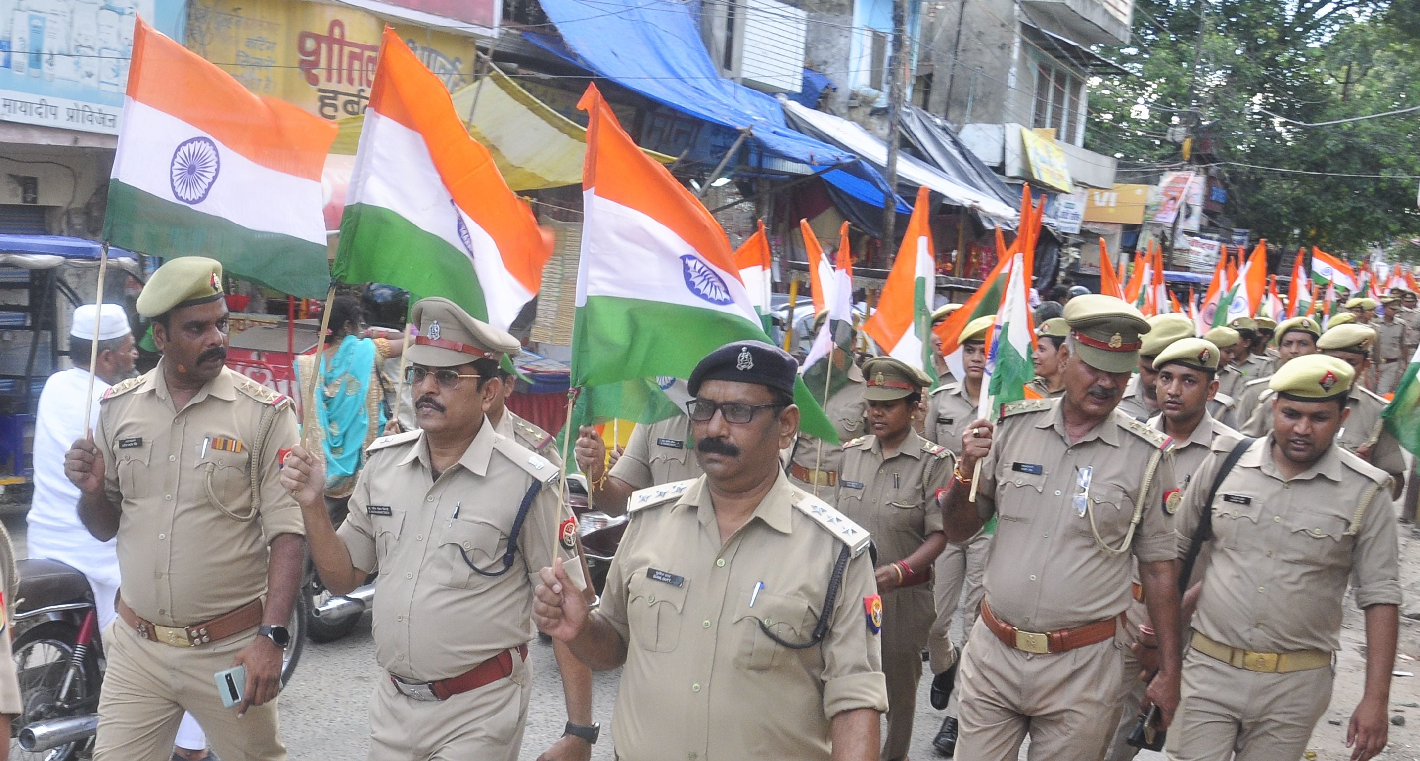 पीलीभीत के स्टेशन पर निकाली गई तिरंगा यात्रा में शामिल एएसपी व अन्य पुलिसकर्मी। संवाद पीलीभीत के स्टेशन पर निकाली गई तिरंगा यात्रा में शामिल एएसपी व अन्य पुलिसकर्मी। संवाद