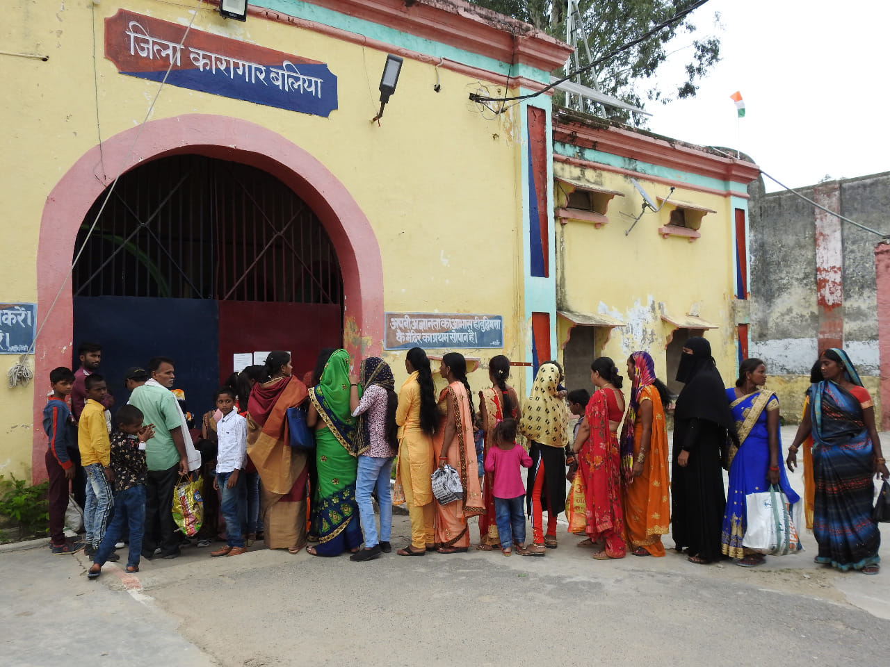 रक्षाबंधन पर्व पर जिला कारागार में अपने भाइयों को राखी बांधने के लिए लगी महिलाओं की कतार। रक्षाबंधन पर्व पर जिला कारागार में अपने भाइयों को राखी बांधने के लिए लगी महिलाओं की कतार।