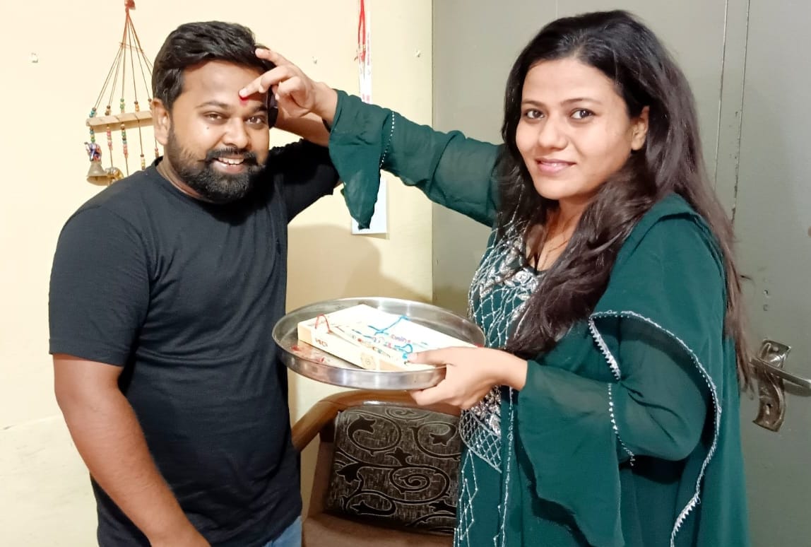 स्योहारा में बहन श्रेष्ठा पुष्पक से राखी बंधवाते अरशद अहमद मंसूरी।