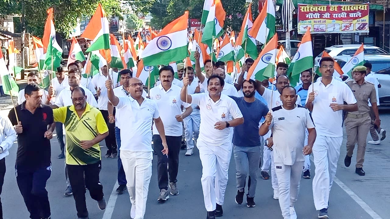 बिजनौर में तिरंग के साथ हाफ मैराथन में दौड़ते डीएम,एसपी व अन्य अधिकारी। बिजनौर में तिरंग के साथ हाफ मैराथन में दौड़ते डीएम,एसपी व अन्य अधिकारी।