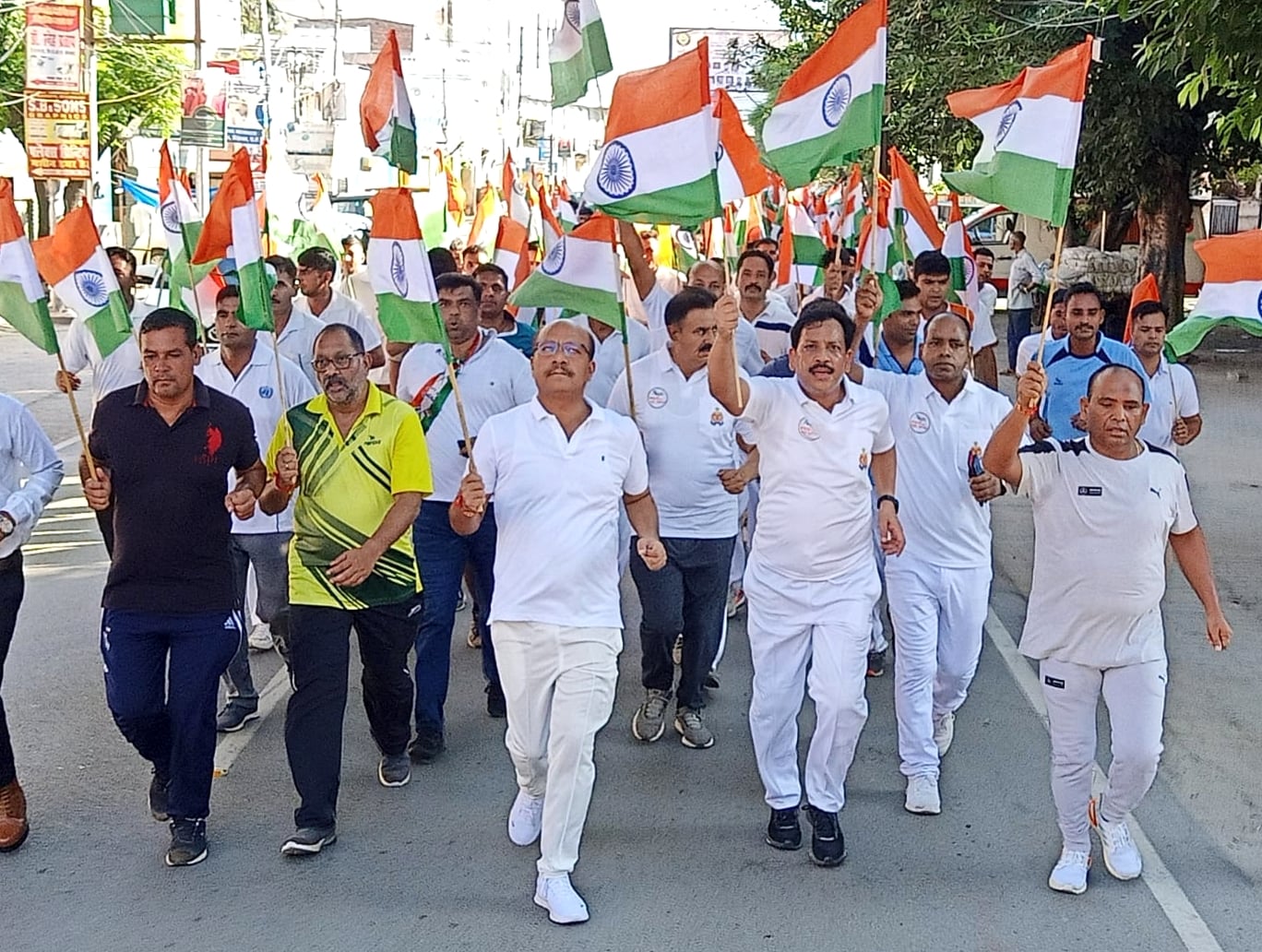 बिजनौर में तिरंग के साथ हाफ मैराथन में दौड़ते डीएम,एसपी व अन्य अधिकारी। बिजनौर में तिरंग के साथ हाफ मैराथन में दौड़ते डीएम,एसपी व अन्य अधिकारी।